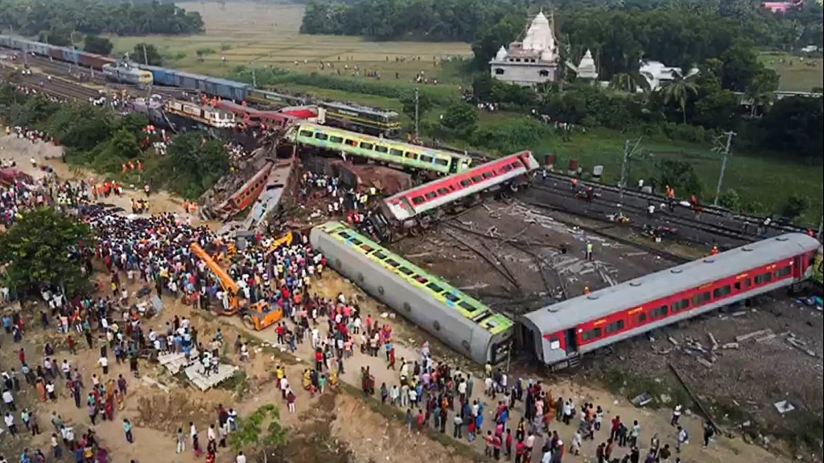 Foto: Nejtragičtější vlaková nehoda století v Indii, mrtvých je 300